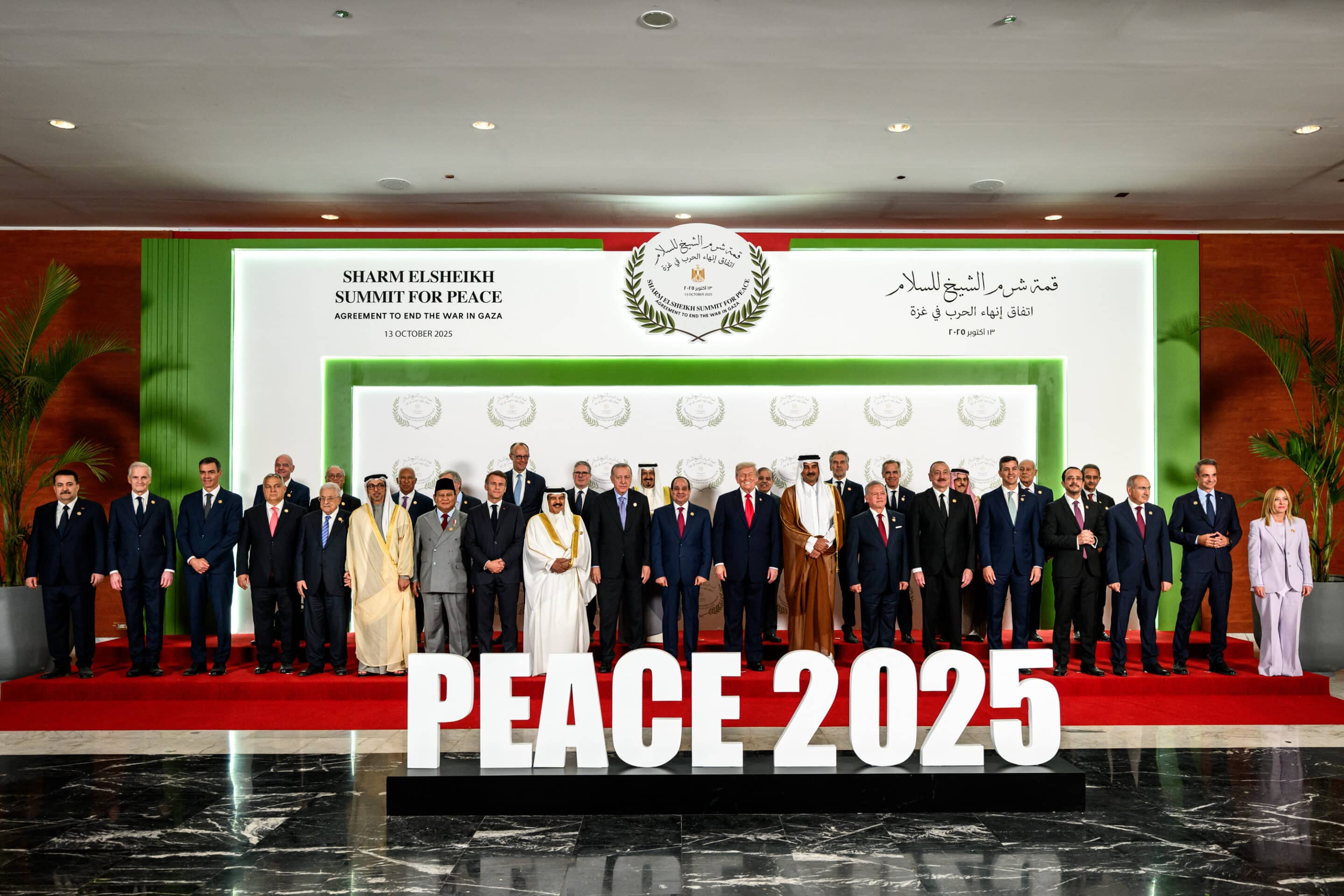 family photo of the 2025 sharm el sheikh peace summit (daniel torok) (3)